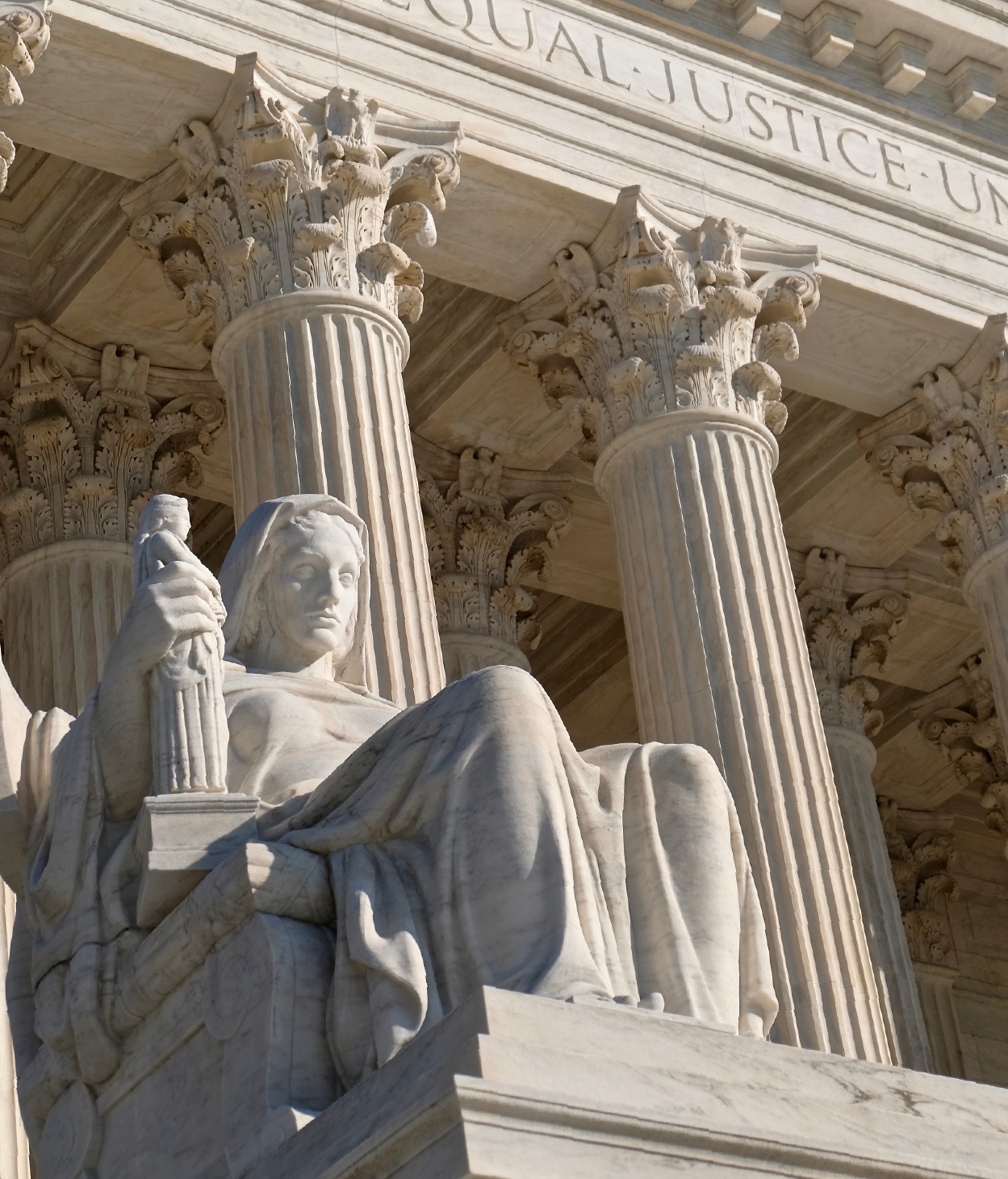 Una statua che rappresenta la Giustizia davanti alla Corte Suprema degli Stati Uniti